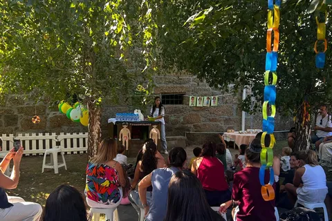 Apresentação de O Bando da Barriga ao ar livre, com crianças e famílias