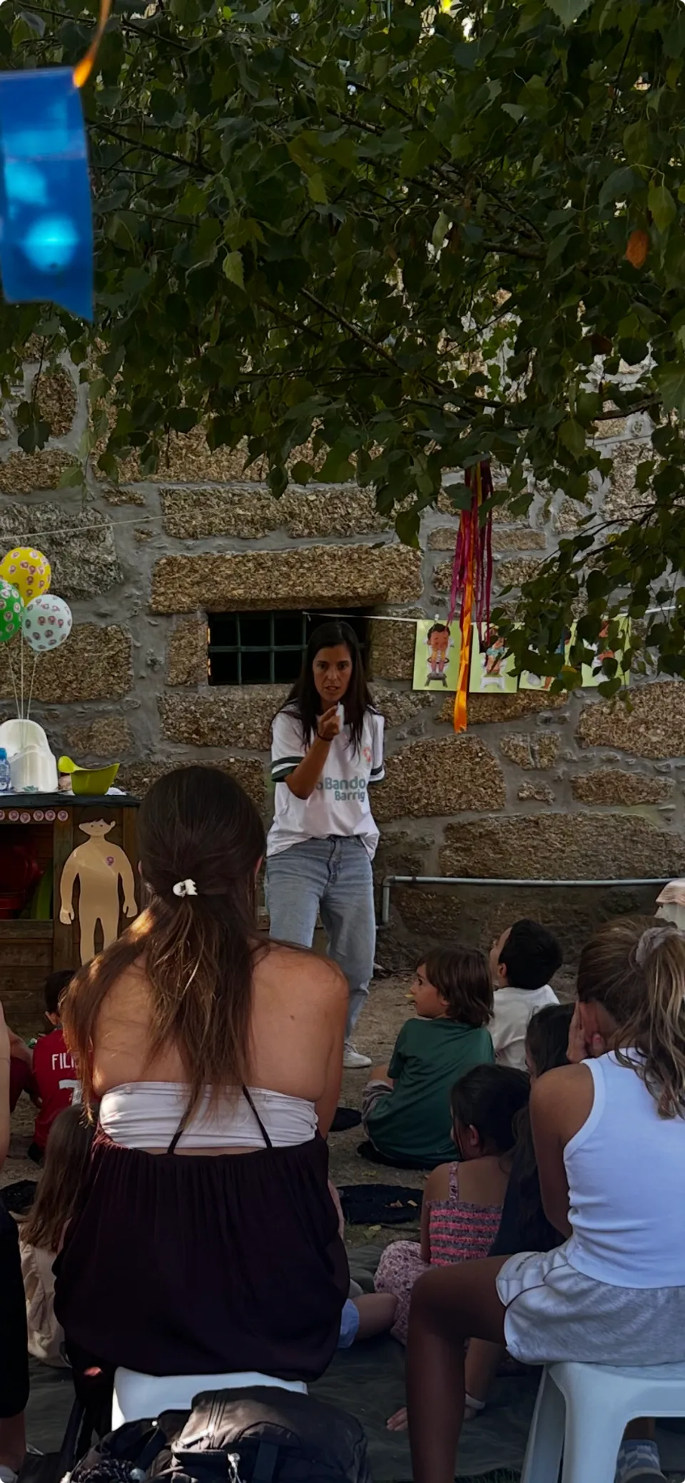 Ana Pereira numa apresentação com crianças
